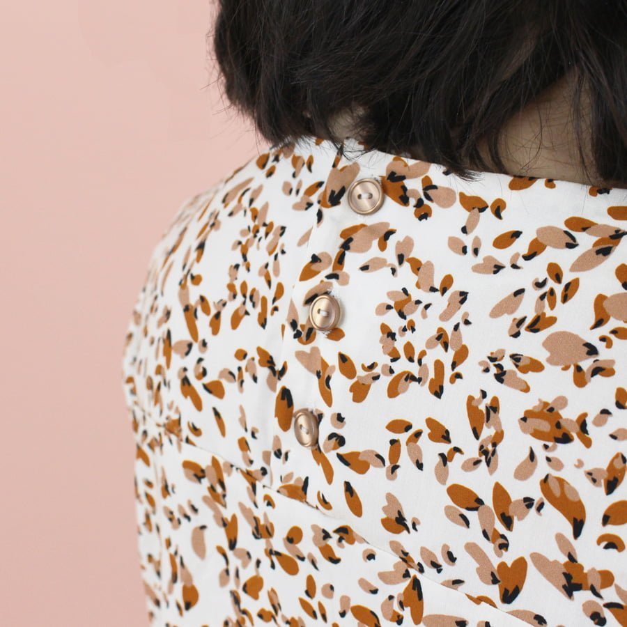 patron-blouse-MS-Ivy-dos-boutonne-1